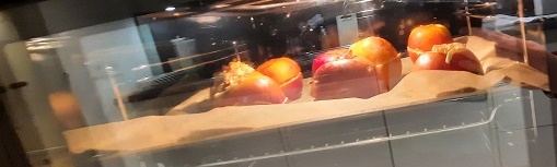Bratäpfel durch das Fenster im Ofen fotografiert