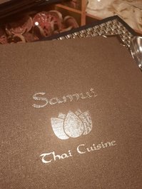 Umschlag der Speisekarte vom Restaurant Samui, goldene Schrift auf braunem Untergrund: Samui Thai Cuisine